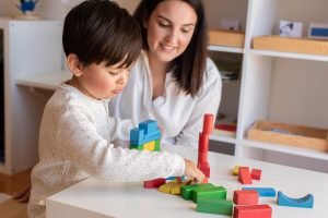 Terapeuta nanci jugando con niño, La importancia del juego en la terapia infantil